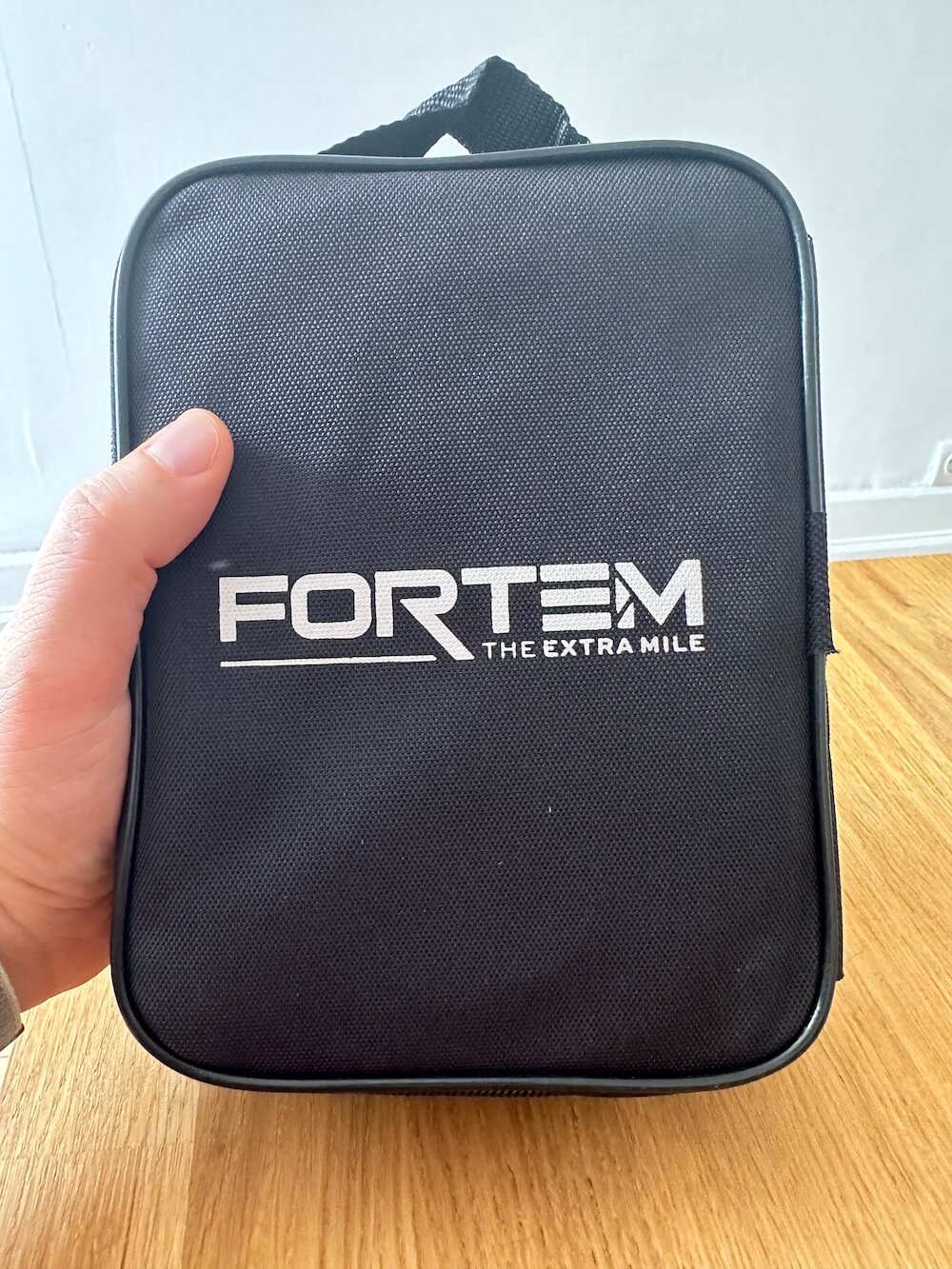 Pompka do opon FORTEM FRTM-DAC w swojej torbie